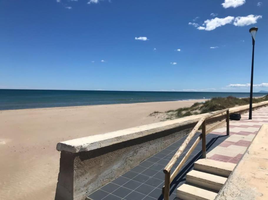 Junto A La Playa De El Perello